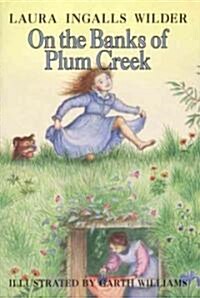 On the Banks of Plum Creek: A Newbery Honor Award Winner (Hardcover)