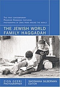 The Jewish World Family Haggadah: With Photographs By Zion Ozeri (Paperback)
