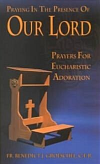 Praying in the Presence of Our Lord: Eucharistic Adoration (Paperback)