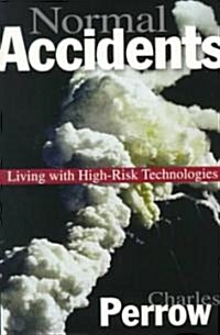 Normal Accidents: Living with High Risk Technologies - Updated Edition (Paperback, Revised)