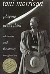 Playing in the Dark: Whiteness and the Literary Imagination (Hardcover)