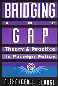Bridging the Gap: Theory and Practice in Foreign Policy (Paperback)