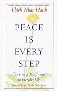 [중고] Peace is Every Step: The Path of Mindfulness in Everyday Life (Paperback)