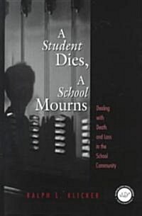 Student Dies, a School Mourns: Dealing with Death and Loss in the School Community (Paperback)