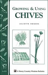Growing & Using Chives : Storey Country Wisdom Bulletin A-225 (Paperback)