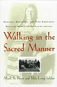Walking in the Sacred Manner: Healers, Dreamers, and Pipe Carriers--Medicine Women of the Plains (Paperback)