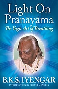 Light on Pr???a: The Yogic Art of Breathing (Paperback)