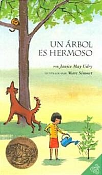 Un Arbol Es Hermoso: A Caldecott Award Winner (Paperback)