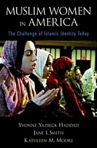 Muslim Women in America: The Challenge of Islamic Identity Today (Paperback)