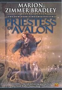 Priestess of Avalon (Paperback)