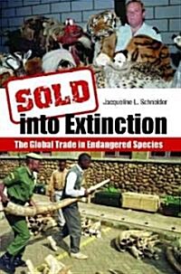 Sold Into Extinction: The Global Trade in Endangered Species (Hardcover)