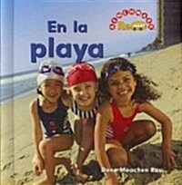 En La Playa (at the Beach) (Library Binding)