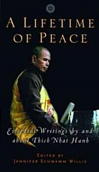 A Lifetime of Peace: Essential Writings by and about Thich Nhat Hanh (Paperback)
