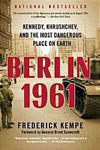 Berlin 1961: Kennedy, Khrushchev, and the Most Dangerous Place on Earth (Paperback)