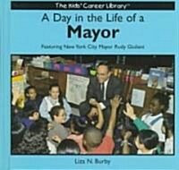 A Day in the Life of a Mayor: Featuring New York City Mayor Rudy Giuliani (Hardcover)