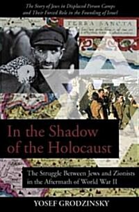 In the Shadow of the Holocaust: The Struggle Between Jews and Zionists in the Aftermath of World War II (Paperback)