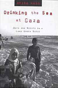 Drinking the Sea at Gaza: Days and Nights in a Land Under Siege (Paperback)