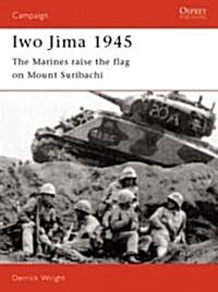 Iwo Jima 1945 : The Marines Raise the Flag on Mount Suribachi (Paperback)