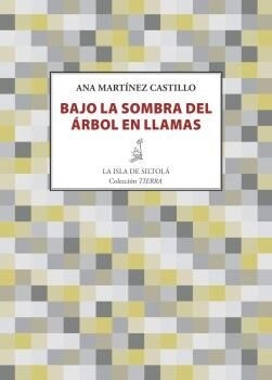 BAJO LA SOMBRA DEL ARBOL EN LLAMAS (Paperback)