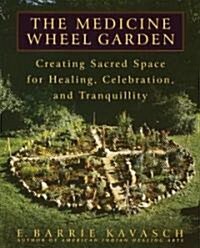 The Medicine Wheel Garden: Creating Sacred Space for Healing, Celebration, and Tranquillity (Paperback)