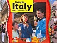 Living in Italy (Library Binding)