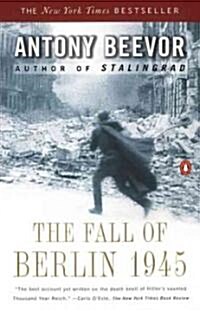 The Fall of Berlin 1945 (Paperback, Deckle Edge)