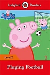 Ladybird Readers Level 2 - Peppa Pig - Playing Football (ELT Graded Reader) (Paperback)