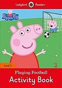 Peppa Pig: Playing Football Activity Book- Ladybird Readers Level 2 (Paperback)