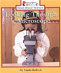 Looking Through a Microscope (Paperback)