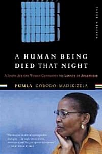 A Human Being Died That Night: A South African Woman Confronts the Legacy of Apartheid (Paperback)