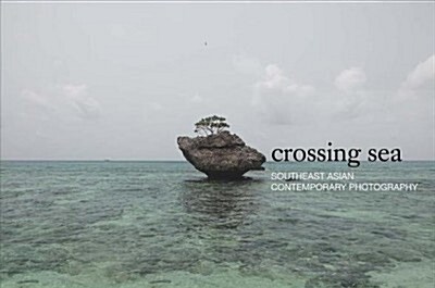 Crossing Sea: Southeast Asian Contemporary Photography (Hardcover)