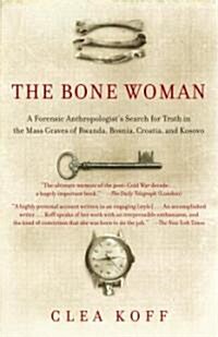 The Bone Woman: A Forensic Anthropologists Search for Truth in the Mass Graves of Rwanda, Bosnia, Croatia, and Kosovo (Paperback)