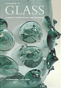 Looking at Glass: A Guide to Terms, Styles, and Techniques (Paperback)