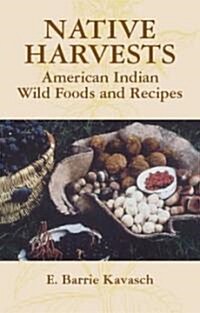Native Harvests: American Indian Wild Foods and Recipes (Paperback)