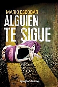 Alguien Te Sigue (Paperback)