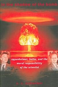 In the Shadow of the Bomb: Oppenheimer, Bethe, and the Moral Responsibility of the Scientist (Paperback)