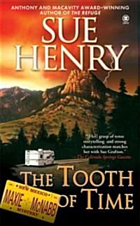 The Tooth of Time: A Maxine and Stretch Mystery (Mass Market Paperback)