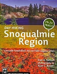 Day Hiking Snoqualmie Region (Paperback)