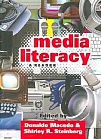 Media Literacy: A Reader (Paperback)