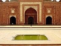In the Shadow of the Taj (Paperback)