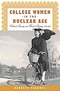 College Women In The Nuclear Age: Cultural Literacy and Female Identity, 1940-1960 (Paperback, None)