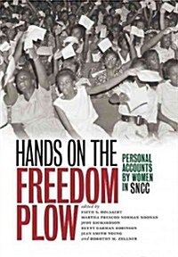 Hands on the Freedom Plow: Personal Accounts by Women in SNCC (Paperback)