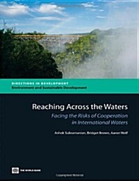 Reaching Across the Waters: Facing the Risks of Cooperation in International Waters (Paperback)