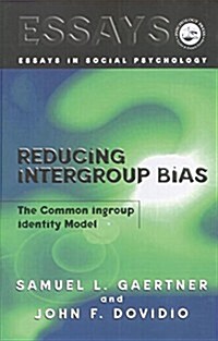 Reducing Intergroup Bias : The Common Ingroup Identity Model (Paperback)