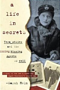 A Life in Secrets (Hardcover, Deckle Edge)