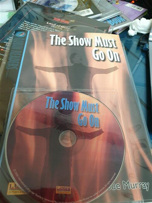[중고] THE SHOW MUST GO ON (+CD) LEVEL 2 (Paperback)