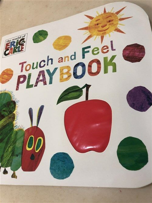 [중고] The Very Hungry Caterpillar: Touch and Feel Playbook : Eric Carle (Board Book)