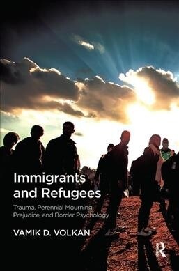 Immigrants and Refugees : Trauma, Perennial Mourning, Prejudice, and Border Psychology (Hardcover)