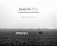 Inside the Wire: Photographs from Texas and Arkansas Prisons (Hardcover)