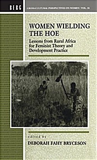 Women Wielding the Hoe : Lessons from Rural Africa for Feminist Theory and Development Practice (Hardcover)